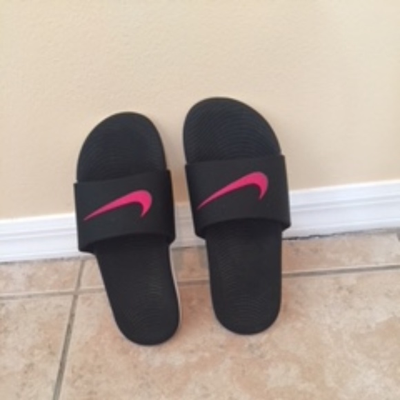 pink and black nike flip flops